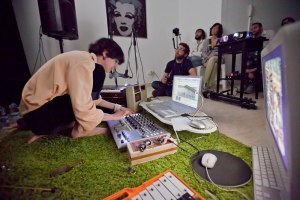 La Madre de los Beatles y Las Flores No Lloran